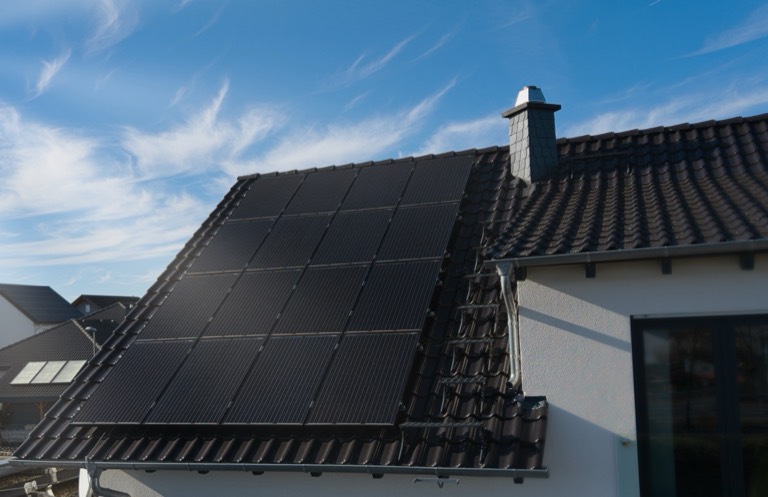 Montierte Photovoltaikanlage auf einem Dach
